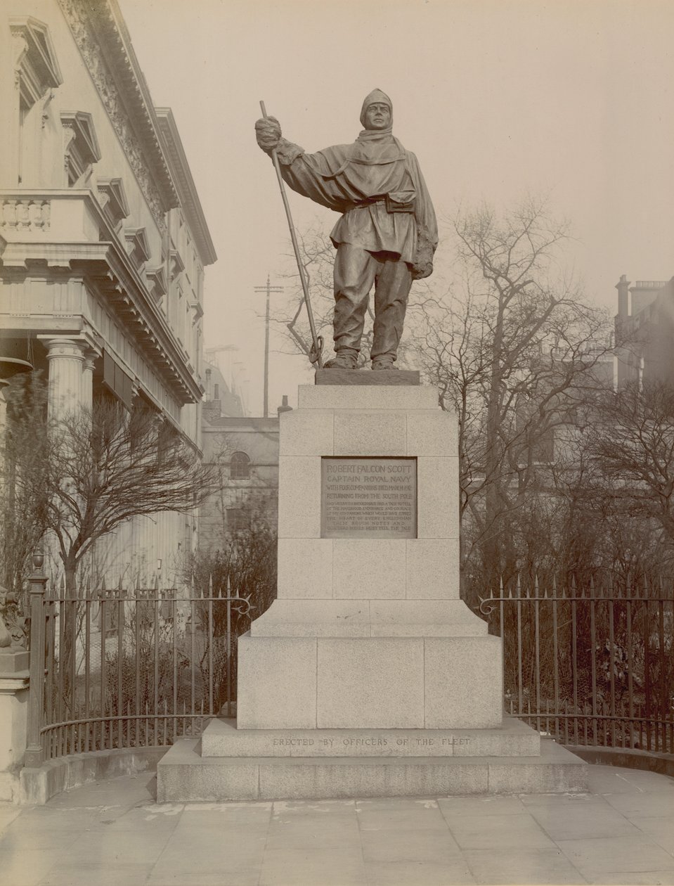statue-of-robert-falcon-scott-by-english-photographer